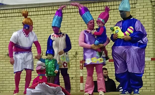 Grupo participante en el desfile de Velilla.