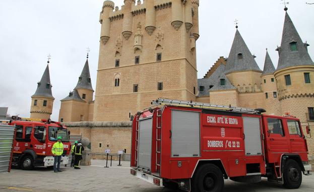 Vehículos de los bomberos en el exterior del Alcázar durante el simulacro.