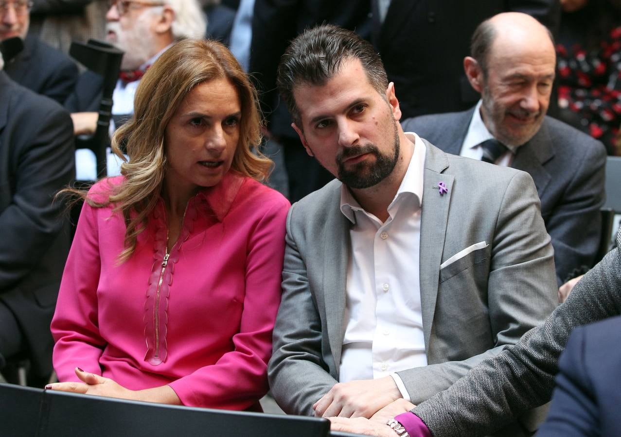 Su viuda asistió junto a sus hijos, Jorge, Marta y Pablo, a un homenaje en el que, en palabras del actual regidor de Valladolid, Óscar Puente, «uno se siente pequeño al hablar de alguien tan grande«