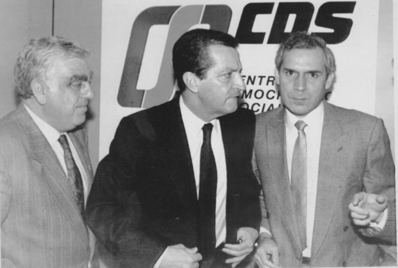 Adolfo Suárez (c), presidente nacional del CDS, junto a Daniel de Fernando (i) y Antonio Cortejoso (d).