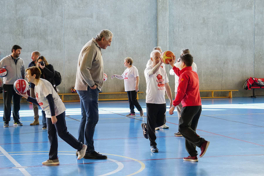 El alcalde de Salamanca, Carlos García Carbayo, y el exjugador Fernando Romay han visitado a los 50 participantes de la segunda edición en la capital charra