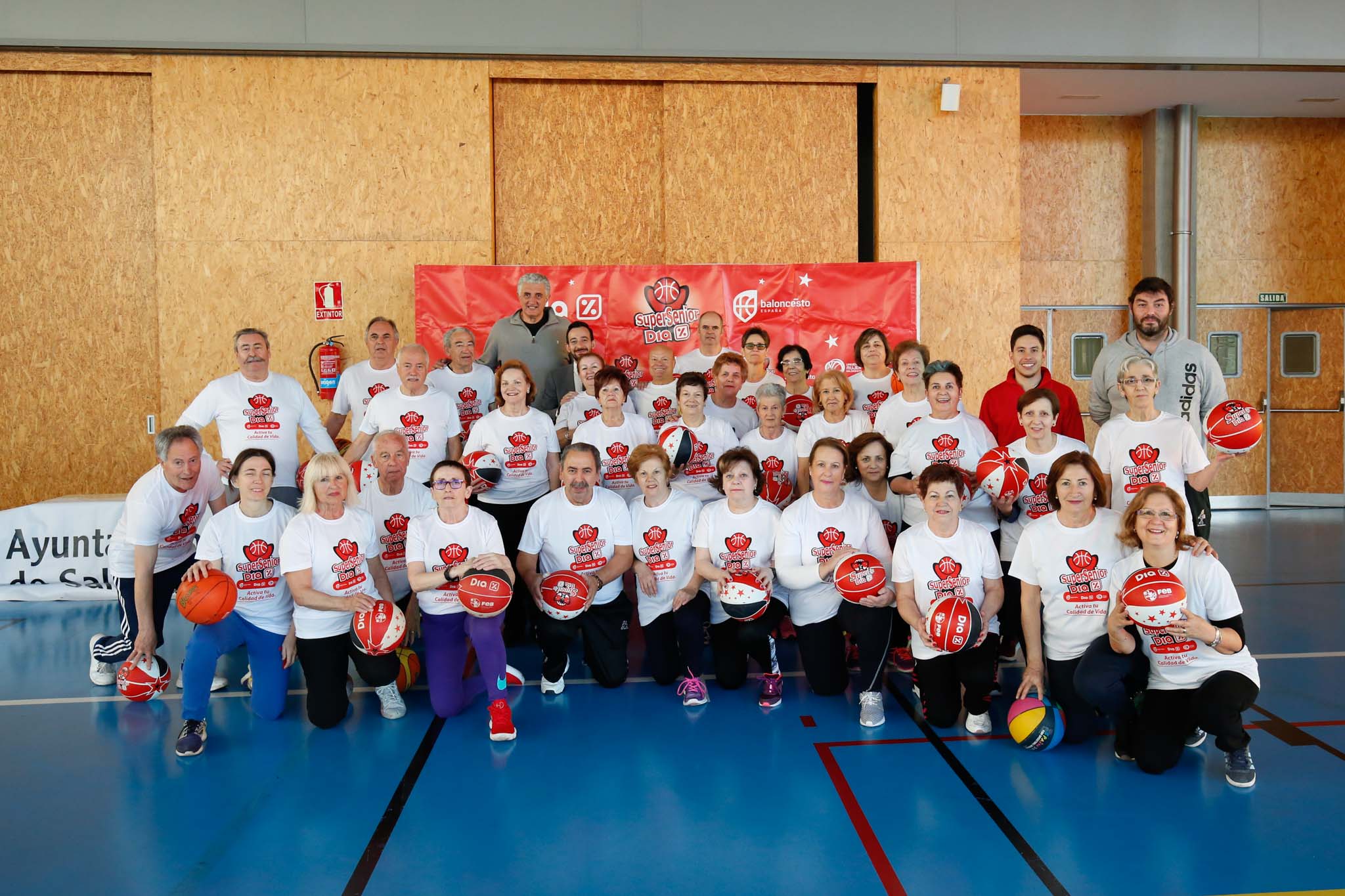 El alcalde de Salamanca, Carlos García Carbayo, y el exjugador Fernando Romay han visitado a los 50 participantes de la segunda edición en la capital charra