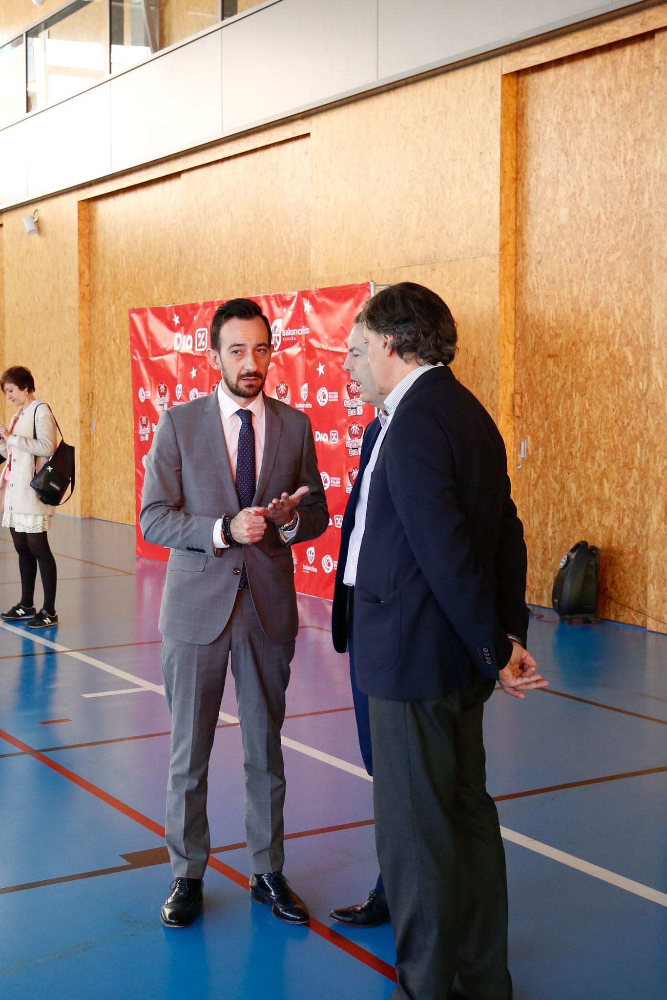 El alcalde de Salamanca, Carlos García Carbayo, y el exjugador Fernando Romay han visitado a los 50 participantes de la segunda edición en la capital charra