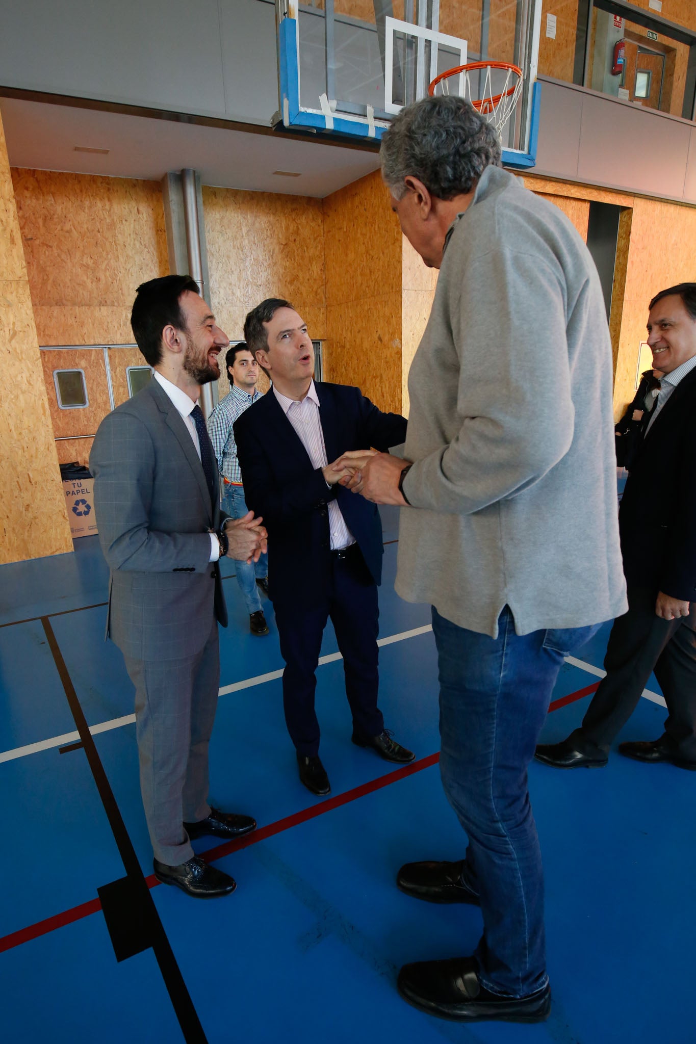 El alcalde de Salamanca, Carlos García Carbayo, y el exjugador Fernando Romay han visitado a los 50 participantes de la segunda edición en la capital charra