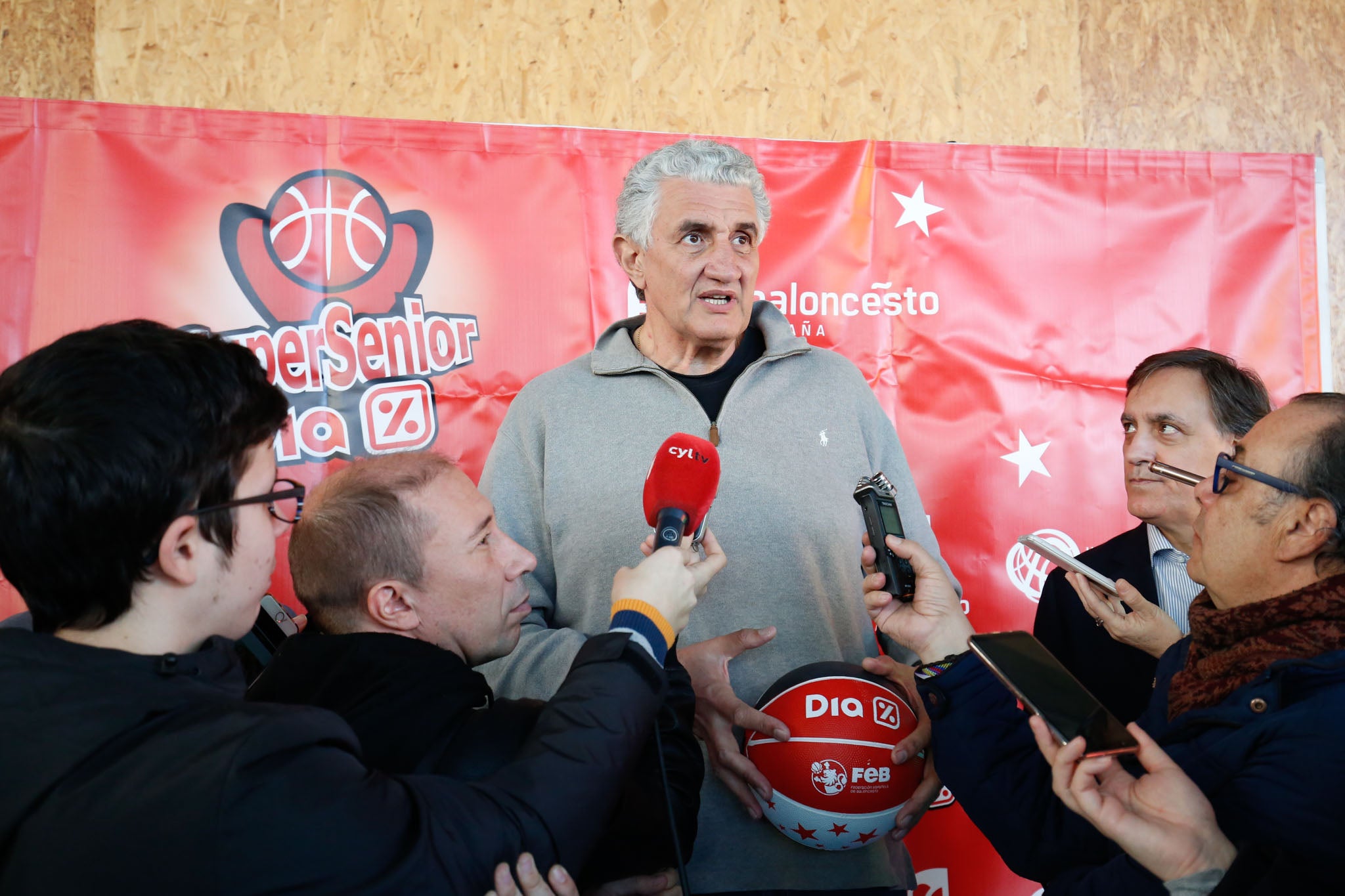 El alcalde de Salamanca, Carlos García Carbayo, y el exjugador Fernando Romay han visitado a los 50 participantes de la segunda edición en la capital charra