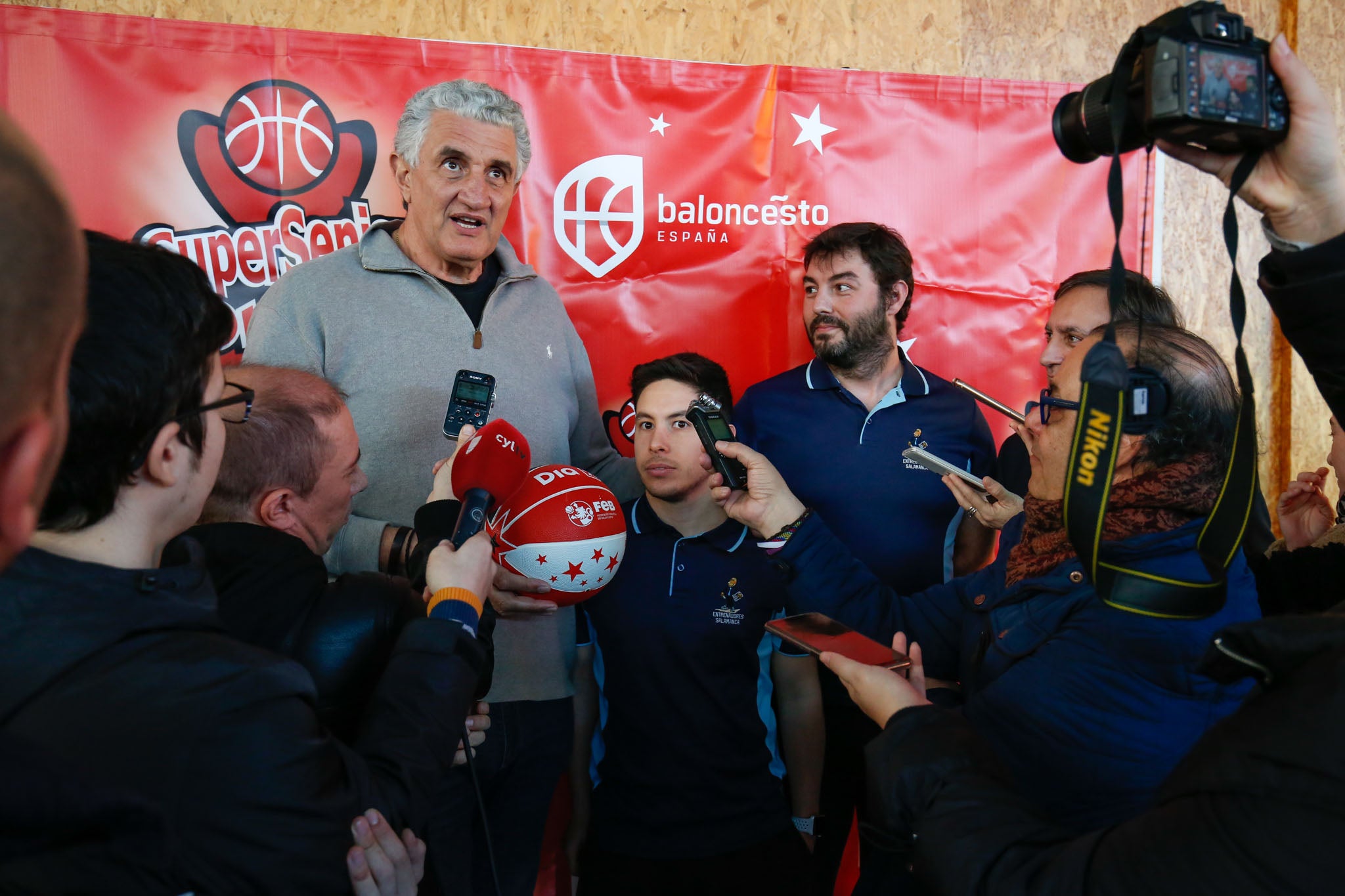 El alcalde de Salamanca, Carlos García Carbayo, y el exjugador Fernando Romay han visitado a los 50 participantes de la segunda edición en la capital charra