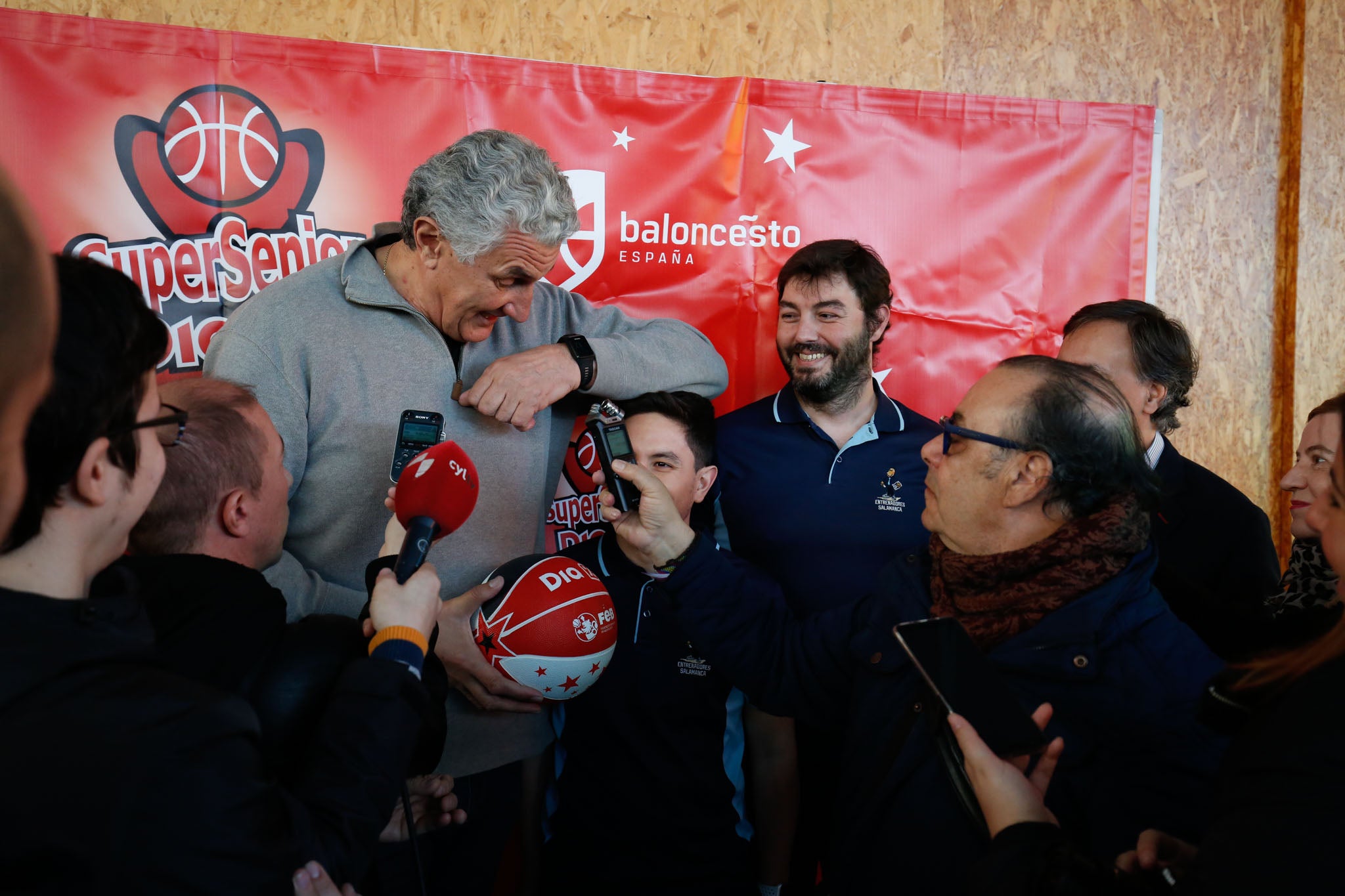 El alcalde de Salamanca, Carlos García Carbayo, y el exjugador Fernando Romay han visitado a los 50 participantes de la segunda edición en la capital charra