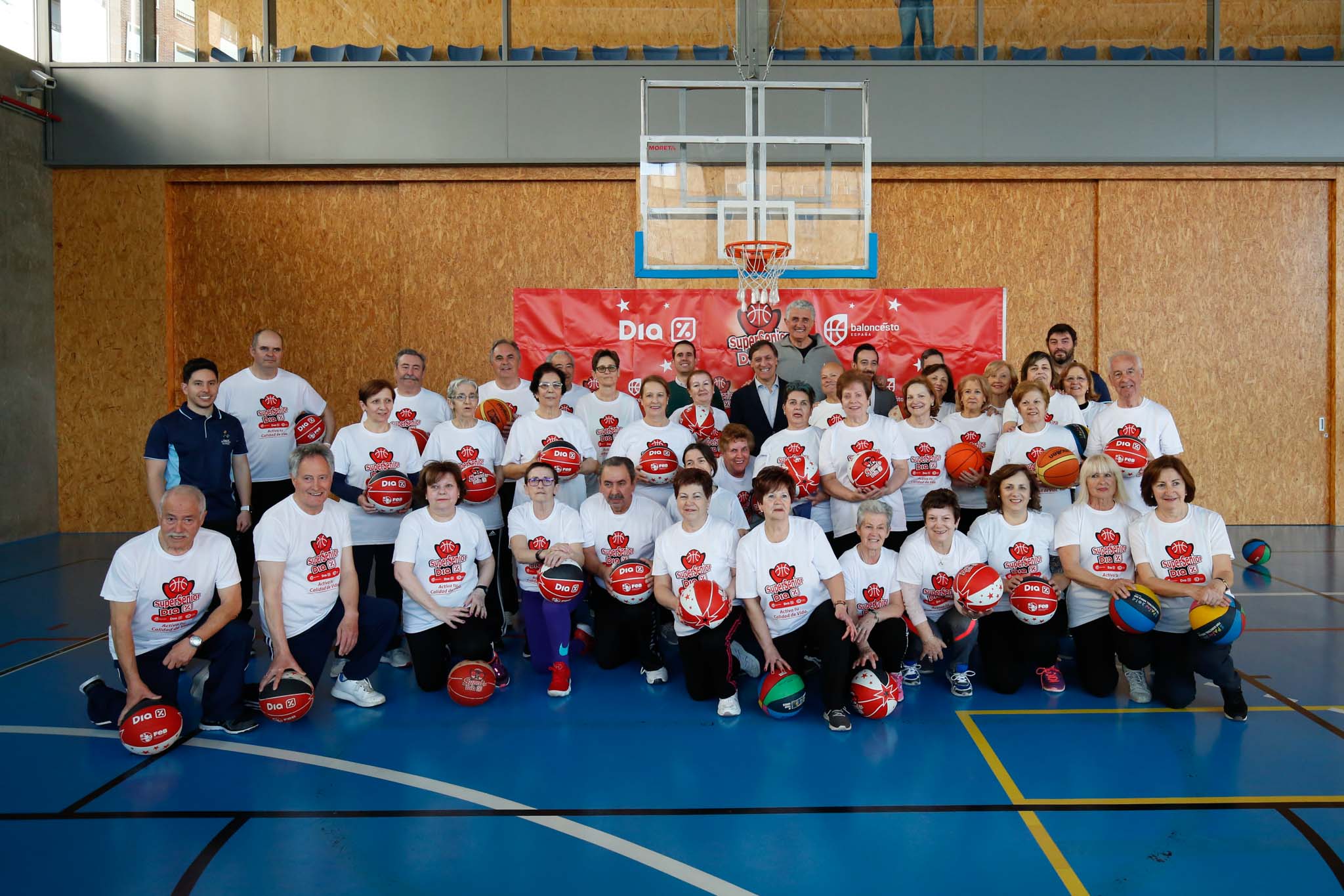 El alcalde de Salamanca, Carlos García Carbayo, y el exjugador Fernando Romay han visitado a los 50 participantes de la segunda edición en la capital charra