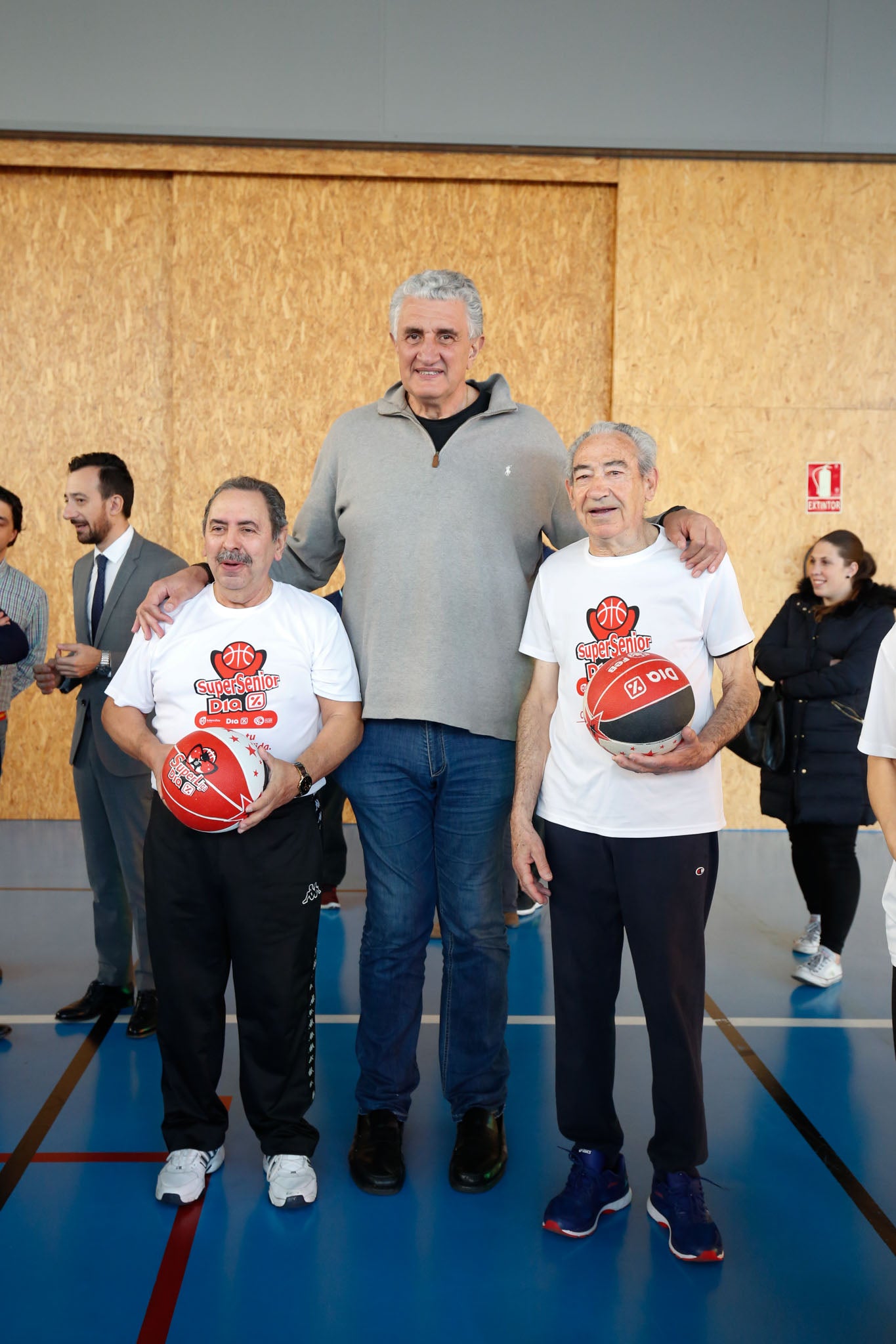 El alcalde de Salamanca, Carlos García Carbayo, y el exjugador Fernando Romay han visitado a los 50 participantes de la segunda edición en la capital charra