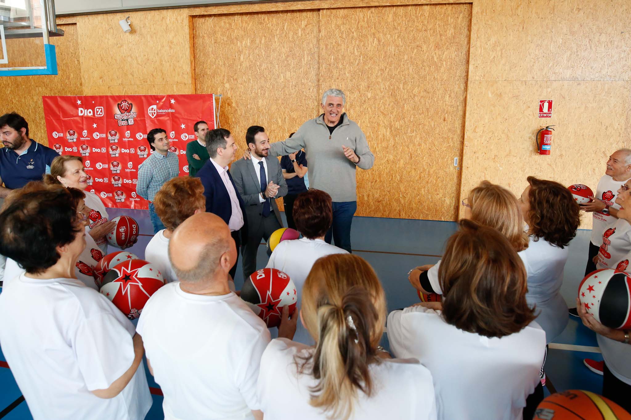 El alcalde de Salamanca, Carlos García Carbayo, y el exjugador Fernando Romay han visitado a los 50 participantes de la segunda edición en la capital charra