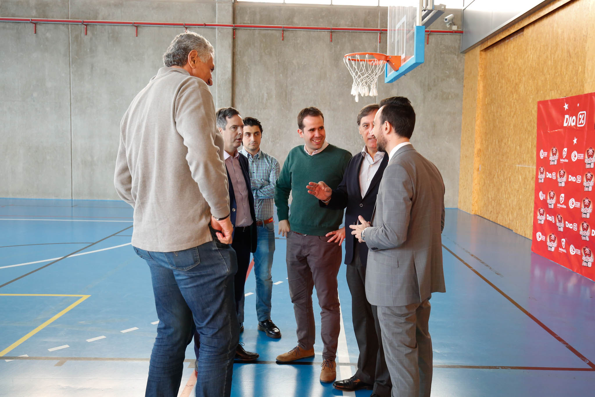 El alcalde de Salamanca, Carlos García Carbayo, y el exjugador Fernando Romay han visitado a los 50 participantes de la segunda edición en la capital charra