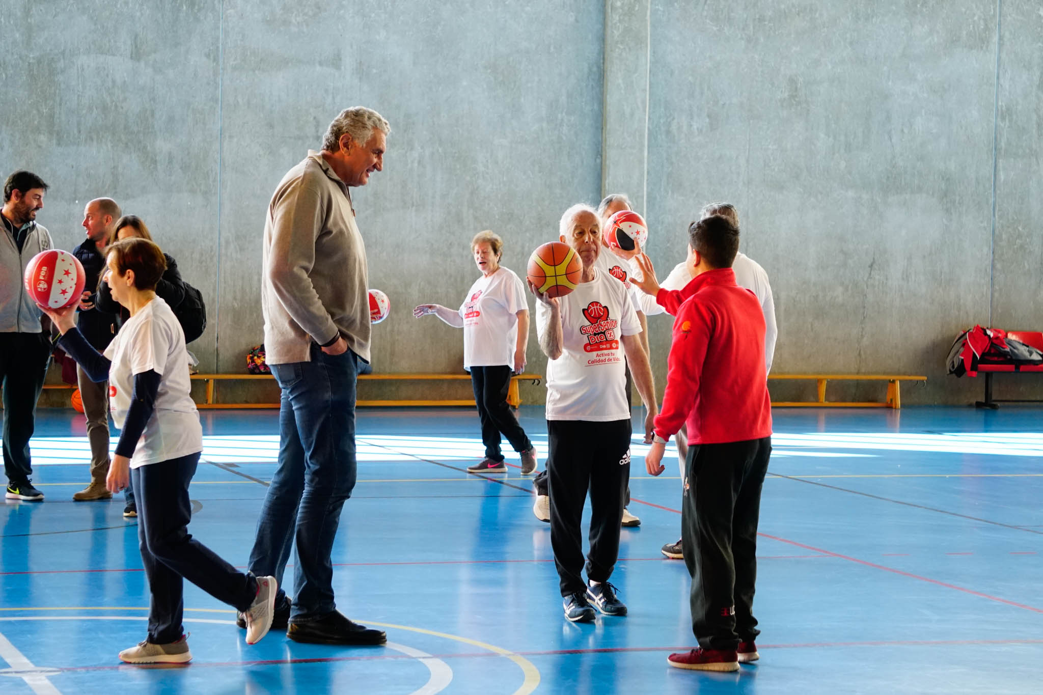 El alcalde de Salamanca, Carlos García Carbayo, y el exjugador Fernando Romay han visitado a los 50 participantes de la segunda edición en la capital charra