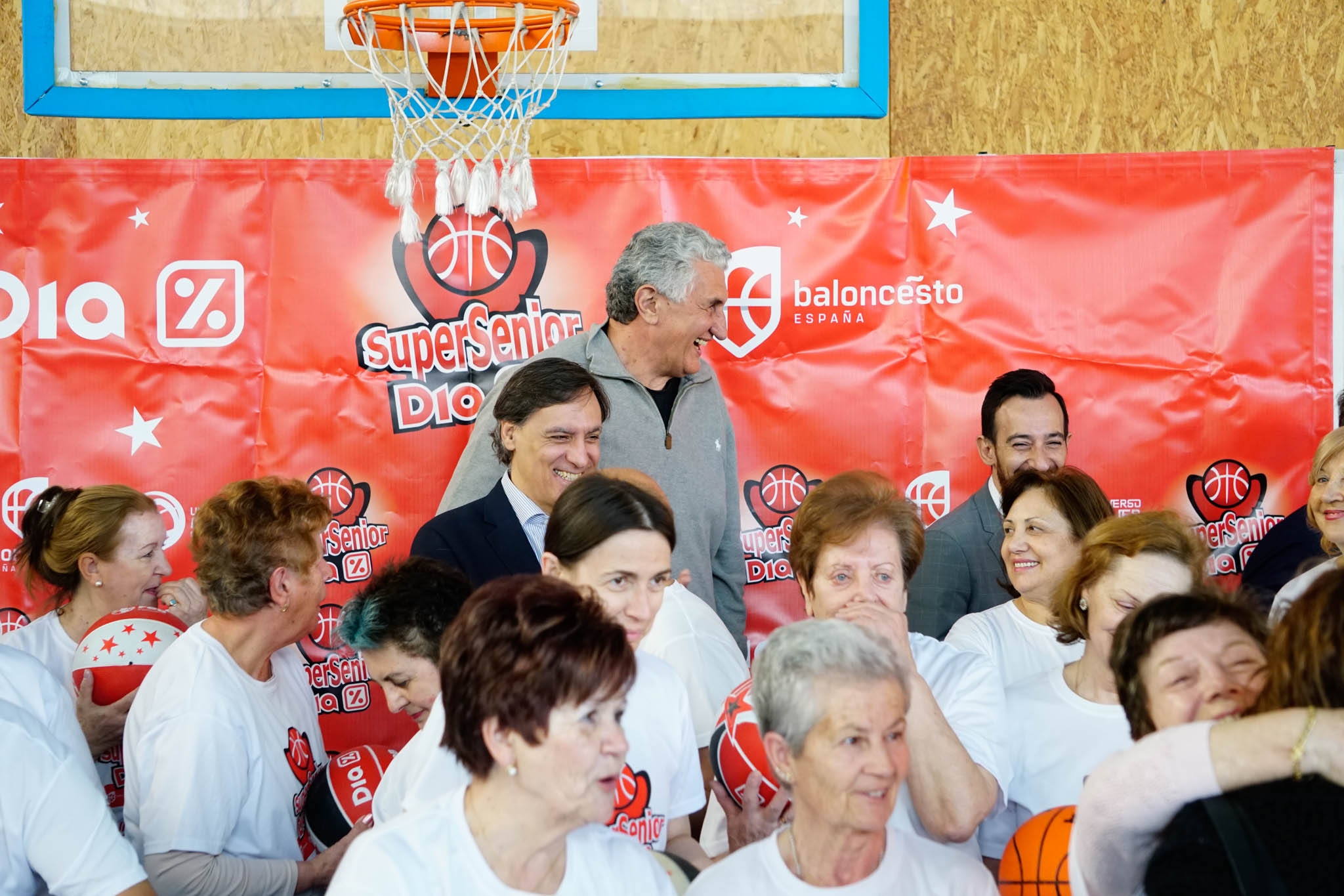 El alcalde de Salamanca, Carlos García Carbayo, y el exjugador Fernando Romay han visitado a los 50 participantes de la segunda edición en la capital charra