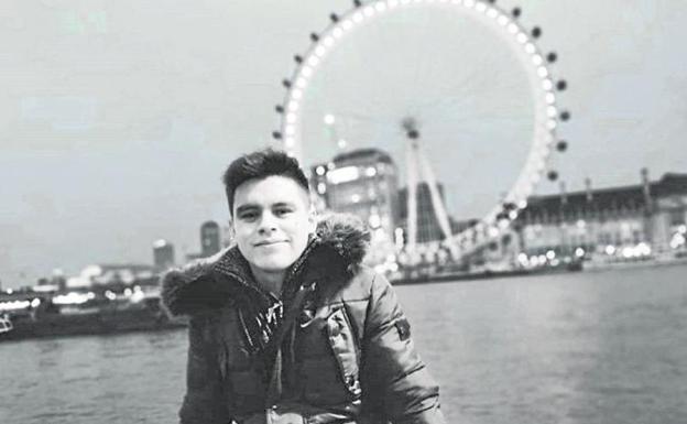 David Martínez, ante la noria (London Eye) de Londres.