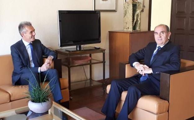 El procurador del Común durante su visita al delegado de la Junta de Castilla y León en Ávila.
