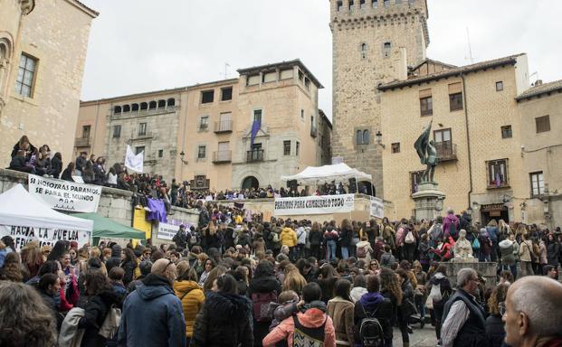 Concentración en la plaza de San Martín de Segovia, este viernes, convocada por la plataforma del 8-M. 