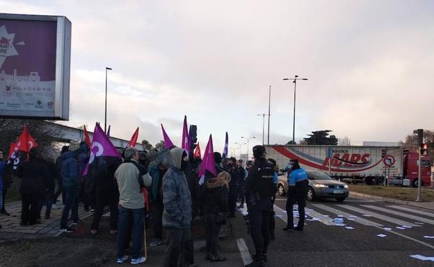 Intervención policial por los cortes de tráfico en Valladolid con motivo de la huelga del 8-M 