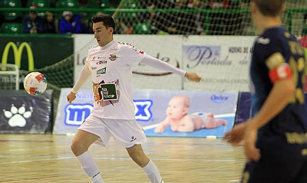 Julio, durante un partido en el Pedro Delgado.