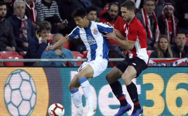 Yeray Álvarez trata de robar la pelota al delantero del Espanyol Wu Lei.