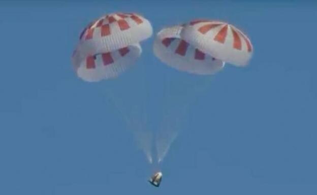 Momento de la caída en el Atlántico de la cápsula Crew Dragon de SpaceX.