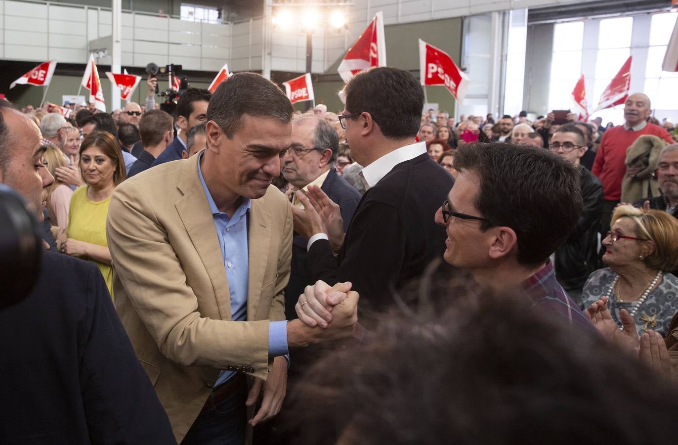 En la Feria de Muestras, donde tuvo lugar el encuentro, el líder del PSOE reivindicó al PSOE «como el partido que une, frente la confrontación, la mentira y la crispación de Ciudadanos y PP»