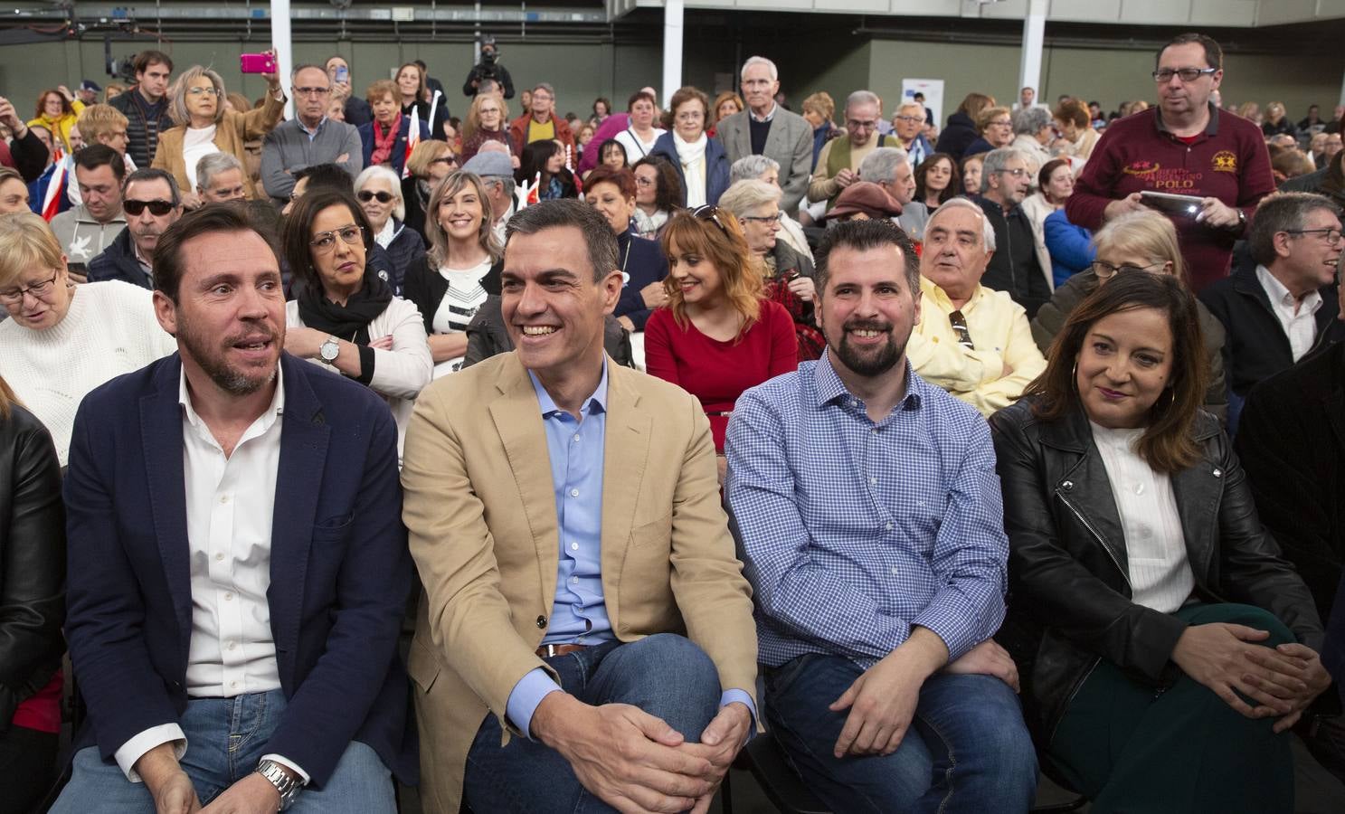 En la Feria de Muestras, donde tuvo lugar el encuentro, el líder del PSOE reivindicó al PSOE «como el partido que une, frente la confrontación, la mentira y la crispación de Ciudadanos y PP»