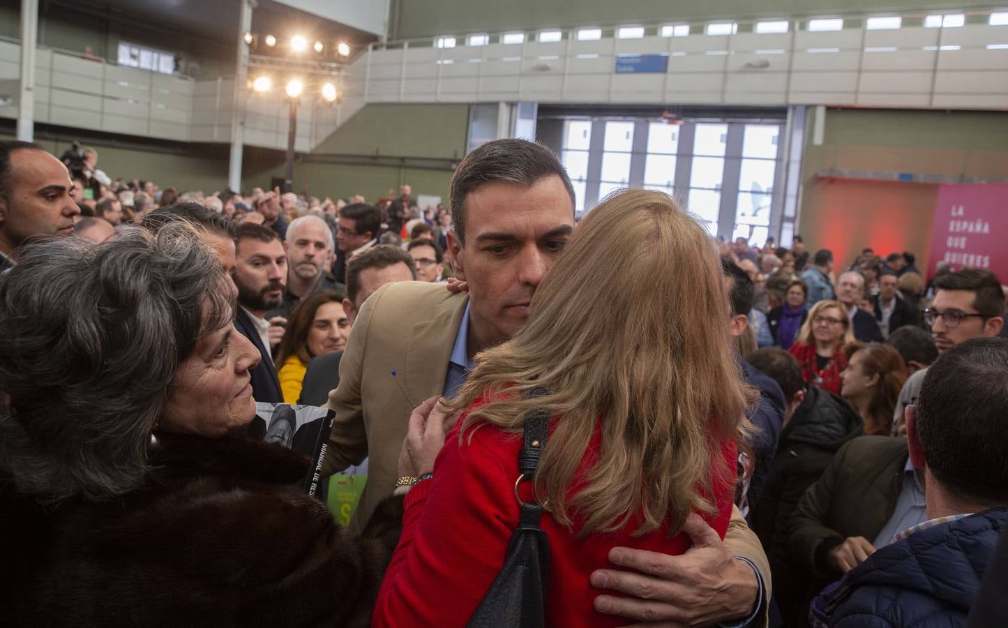 En la Feria de Muestras, donde tuvo lugar el encuentro, el líder del PSOE reivindicó al PSOE «como el partido que une, frente la confrontación, la mentira y la crispación de Ciudadanos y PP»