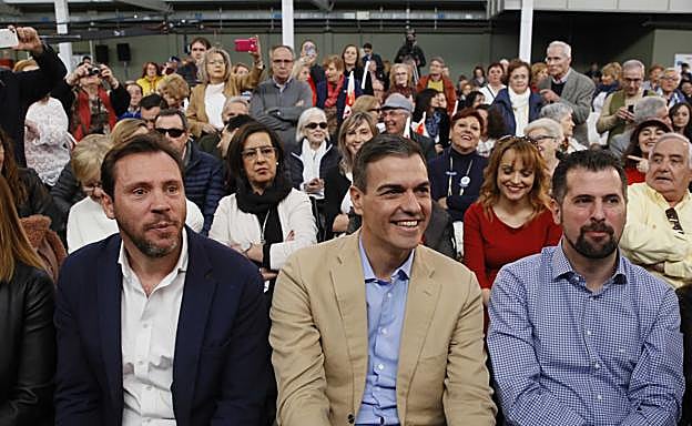 Óscar Puente, Pedro Sánchez y Luis Tudanca, con militantes y simpatizantes del PSOE, en la Feria de Muestras de Valladolid. 