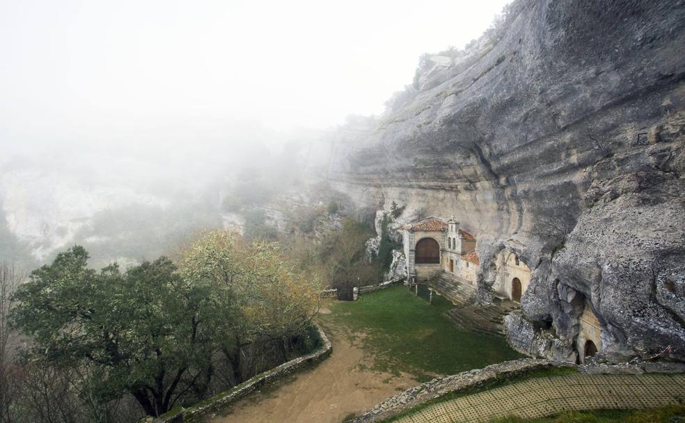 Niebla. San Bernabé, entrada a Ojo Guareña.