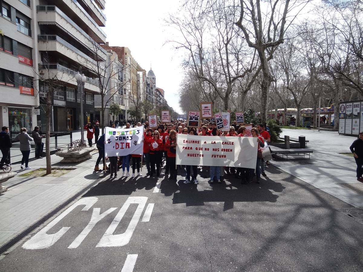 La plantilla se moviliza ante el anuncio de la cadena de despedir al 12% de la plantilla, que en la provincia alcanza los 446 empleados