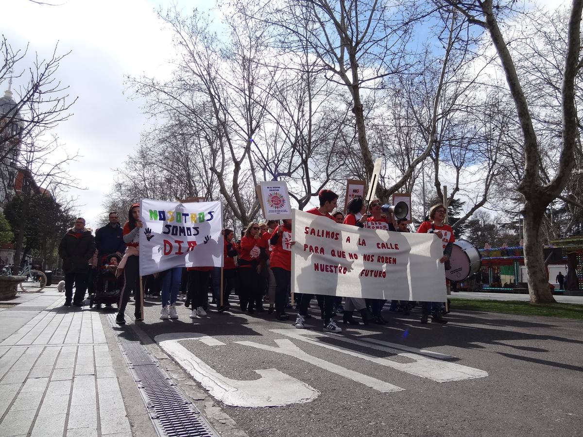 La plantilla se moviliza ante el anuncio de la cadena de despedir al 12% de la plantilla, que en la provincia alcanza los 446 empleados