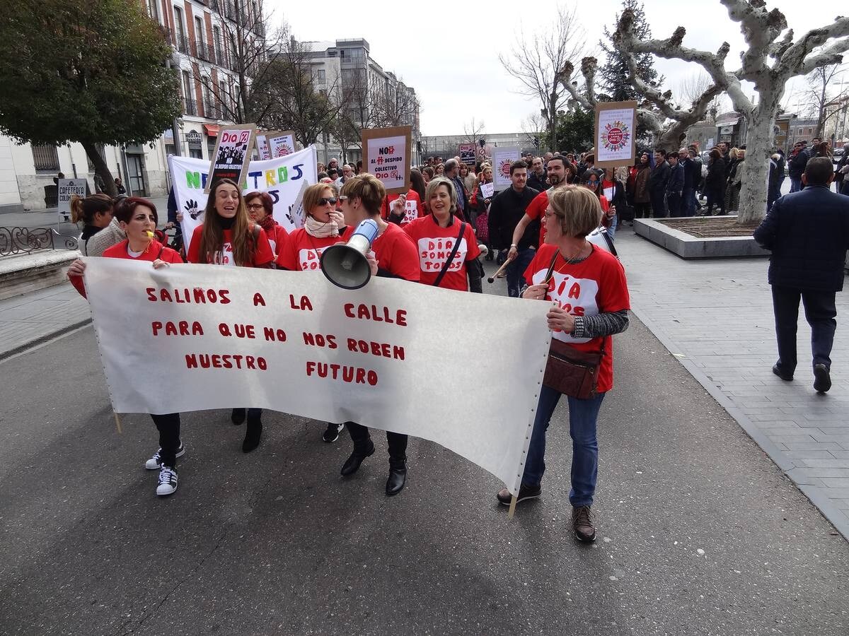 La plantilla se moviliza ante el anuncio de la cadena de despedir al 12% de la plantilla, que en la provincia alcanza los 446 empleados