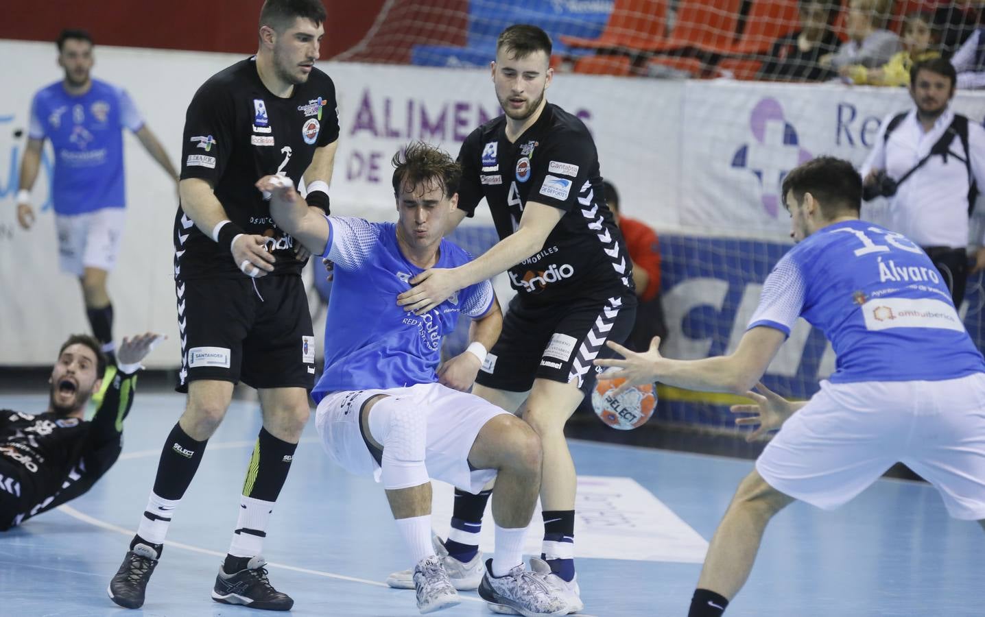 El equipo vallisoletano derrota al conjunto cántabro gracias a su buena defensa y a sus momentos de fluidez en ataque