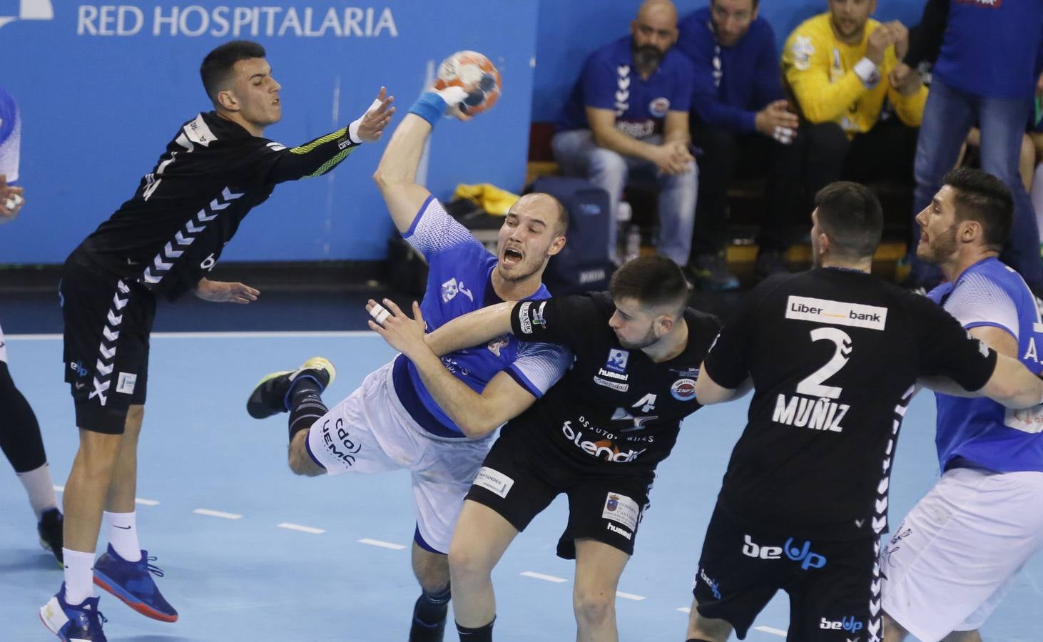 El equipo vallisoletano derrota al conjunto cántabro gracias a su buena defensa y a sus momentos de fluidez en ataque