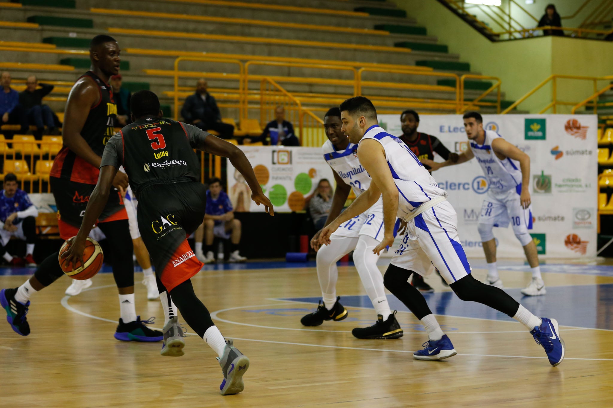 El equipo salmantino suma su quinta victoria y abandona el farolillo rojo del grupo de la permanencia