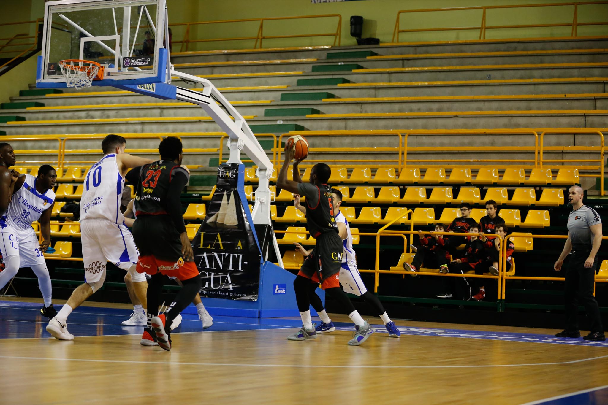 El equipo salmantino suma su quinta victoria y abandona el farolillo rojo del grupo de la permanencia