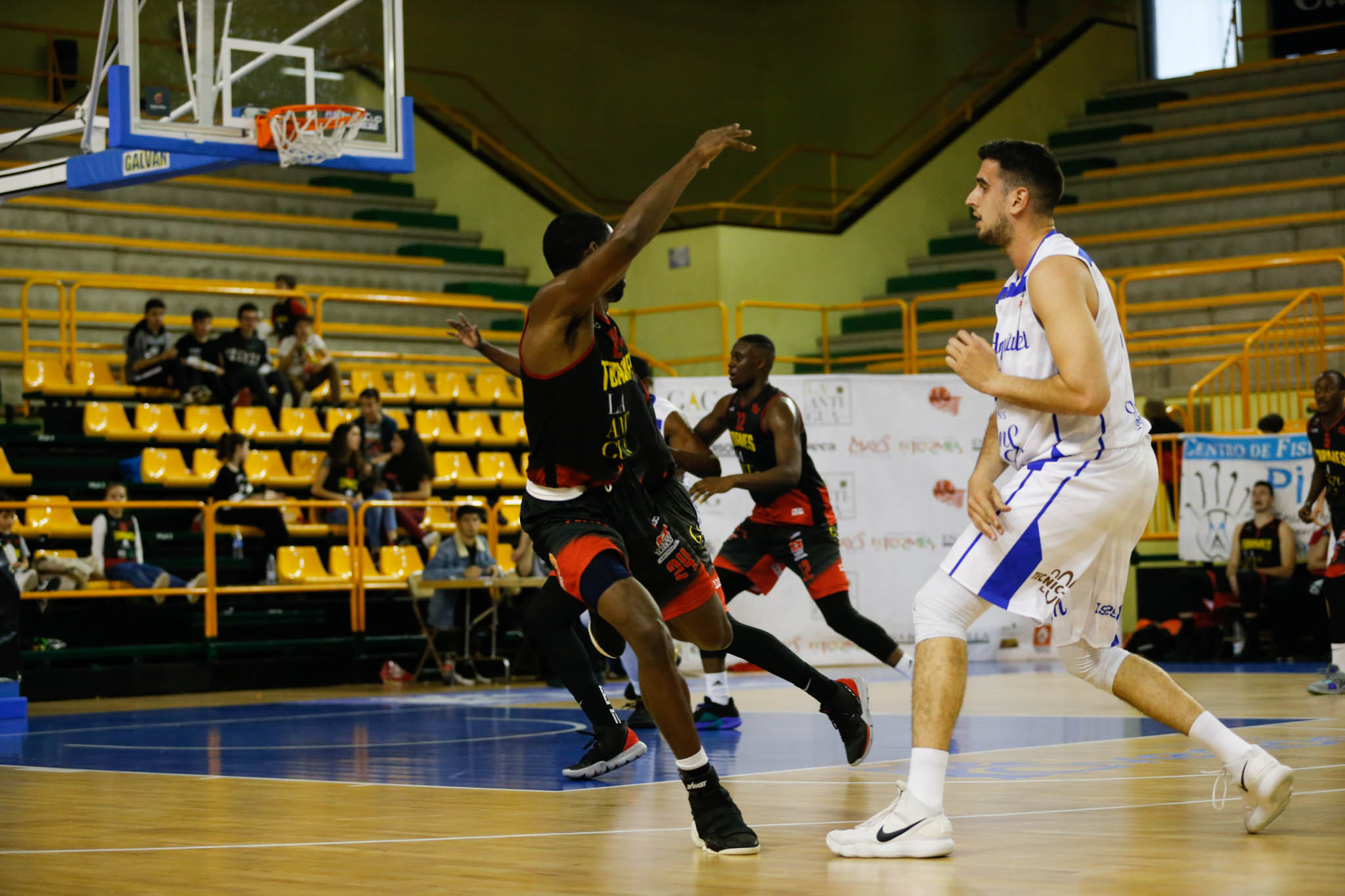 El equipo salmantino suma su quinta victoria y abandona el farolillo rojo del grupo de la permanencia