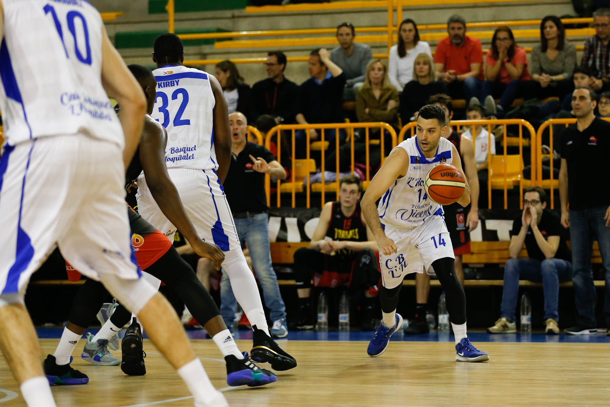 El equipo salmantino suma su quinta victoria y abandona el farolillo rojo del grupo de la permanencia