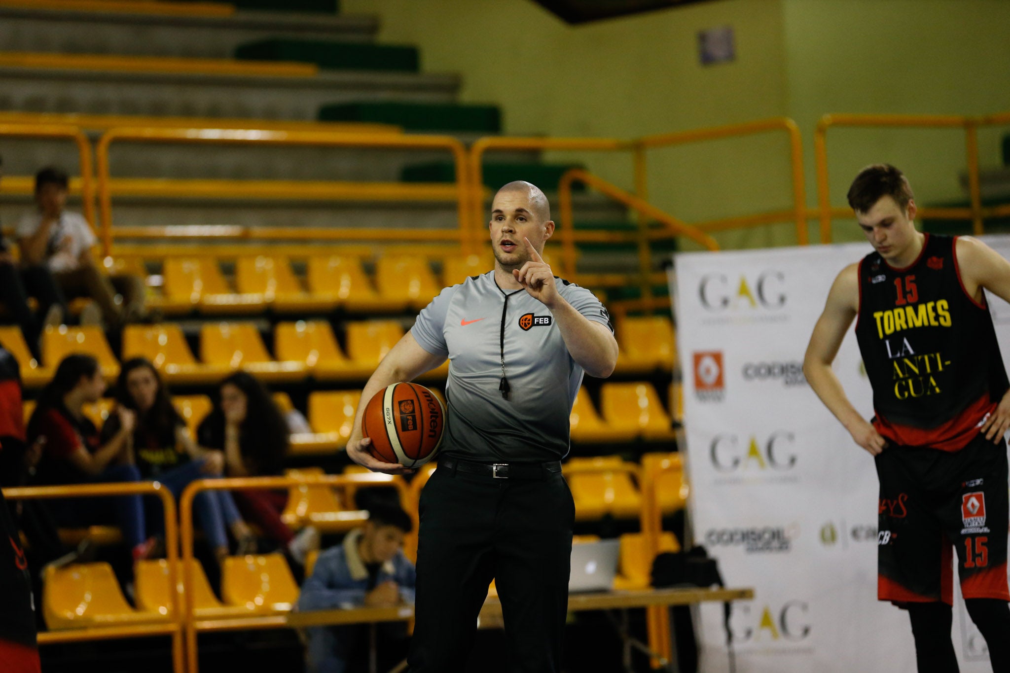 El equipo salmantino suma su quinta victoria y abandona el farolillo rojo del grupo de la permanencia