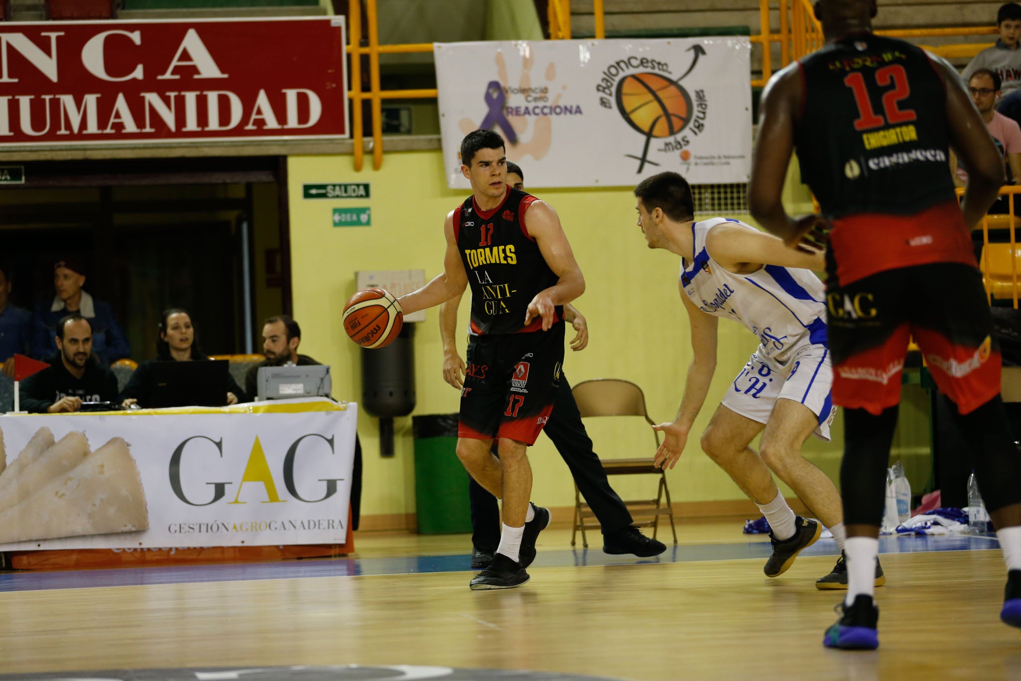 El equipo salmantino suma su quinta victoria y abandona el farolillo rojo del grupo de la permanencia