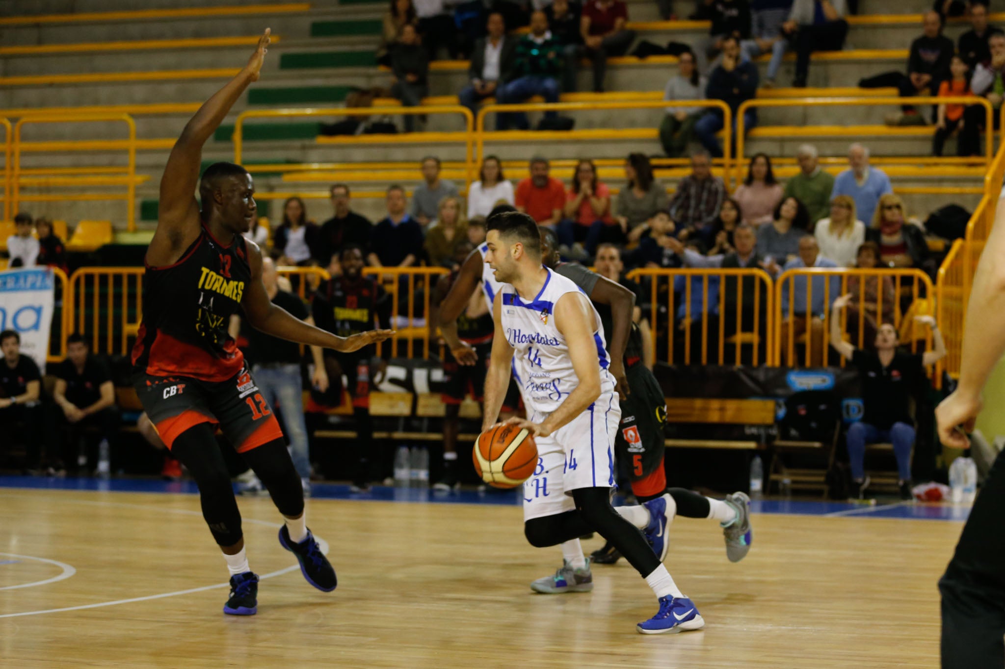 El equipo salmantino suma su quinta victoria y abandona el farolillo rojo del grupo de la permanencia