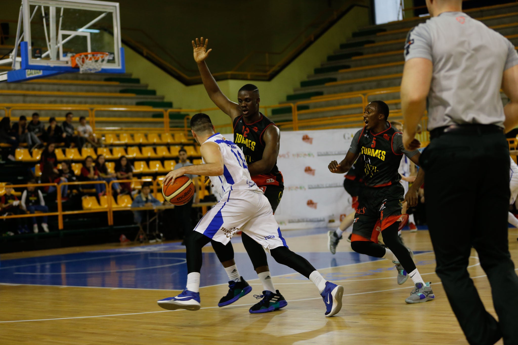 El equipo salmantino suma su quinta victoria y abandona el farolillo rojo del grupo de la permanencia