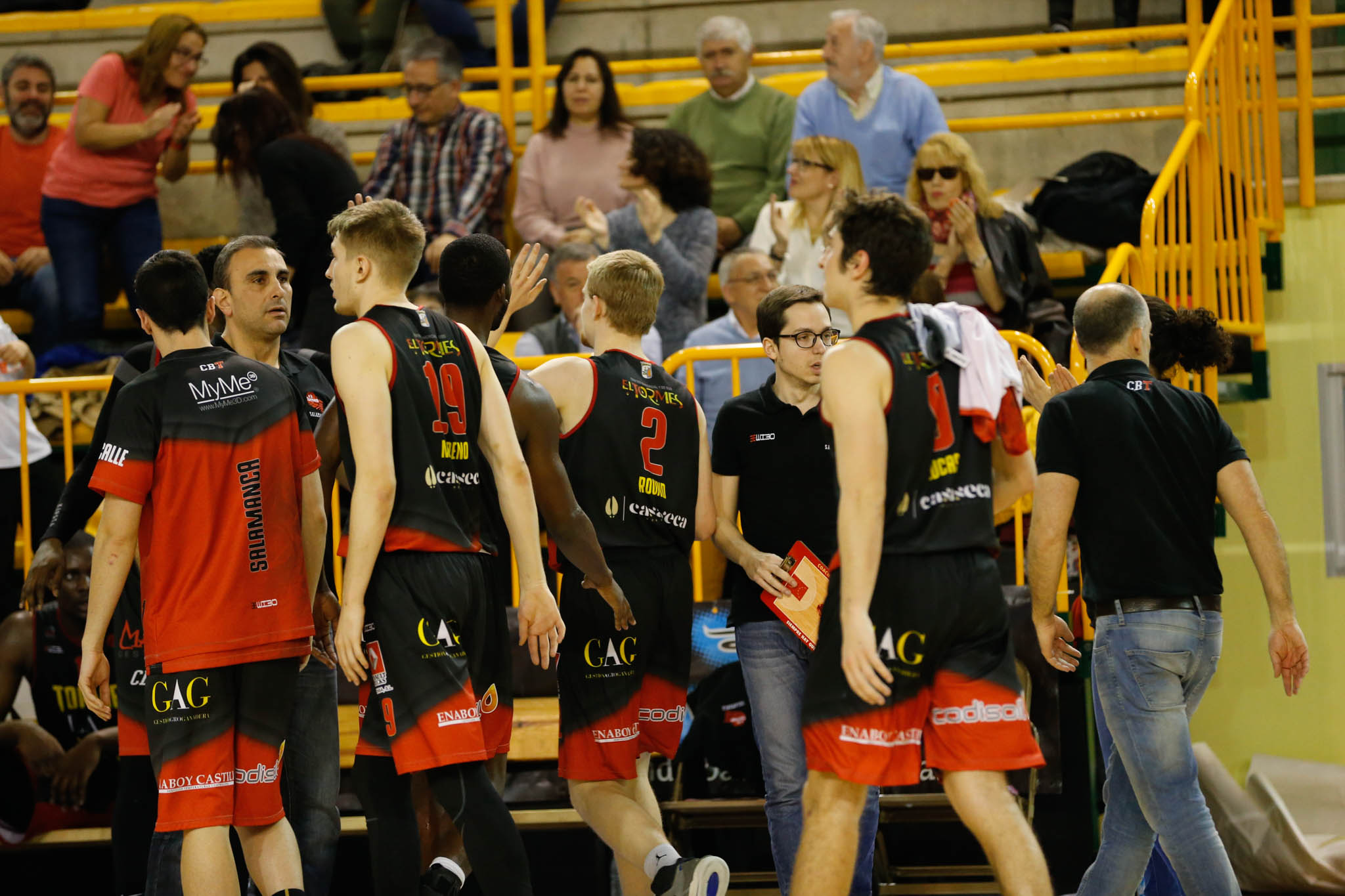 El equipo salmantino suma su quinta victoria y abandona el farolillo rojo del grupo de la permanencia