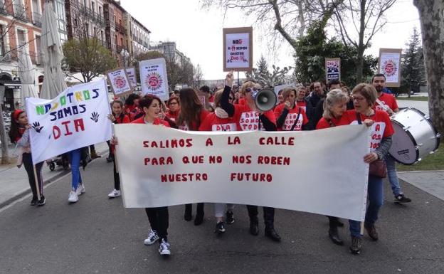 Protesta de los trabajadores de DIA, este mediodía en la Acera de Recoletos. 