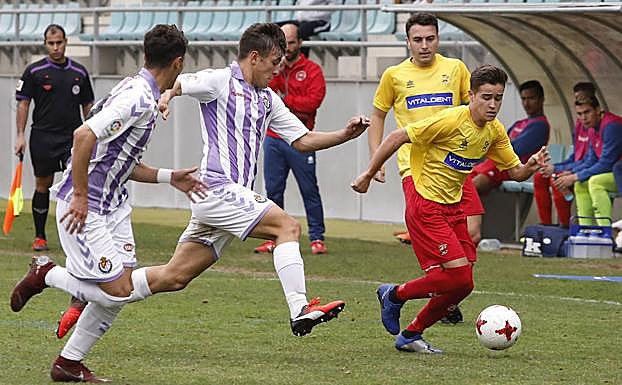 Cuéllar se escapa por la banda ante la llegada de Óscar, que trata de frenar la subida del extremo. 