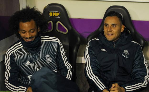 Marcelo, junto a Keylor Navas en el banquillo del José Zorrilla. 