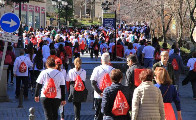 La riada de andariegos en favor de Cruz Roja enfila el recorrido de la marcha de este domingo. 