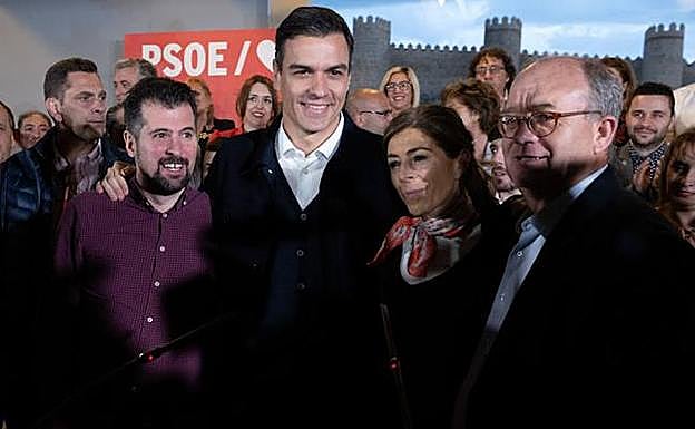 Yolanda Vázquez, candidata a la Alcaldía de Ávila por el PSOE, junto con el presidente del Gobierno. 