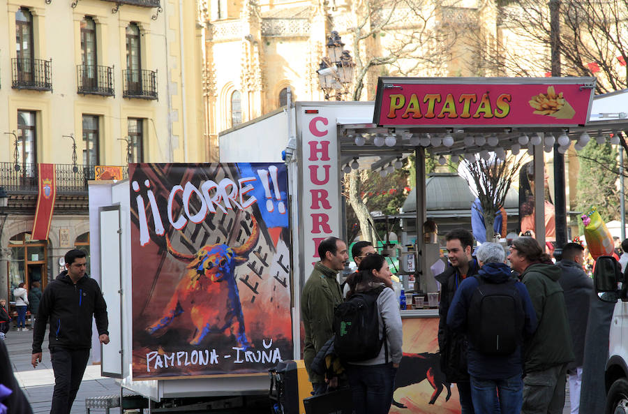 Fotos: Rodaje de una película china en la Plaza Mayor de Segovia