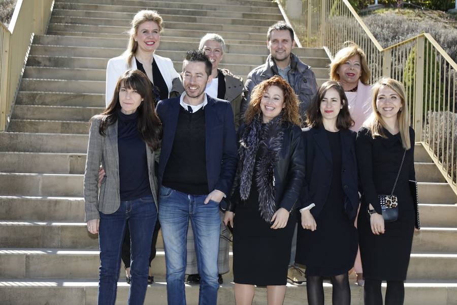 Imagen principal - Arriba, todos los miembros del comite de calificación de añada. Abajo, dos de los catadores.